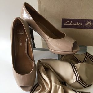 Clarks Taupe Patent Leather Open Toe Size 6M
